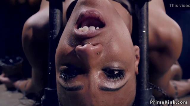 Flexible ebony sub-par backbend bondage